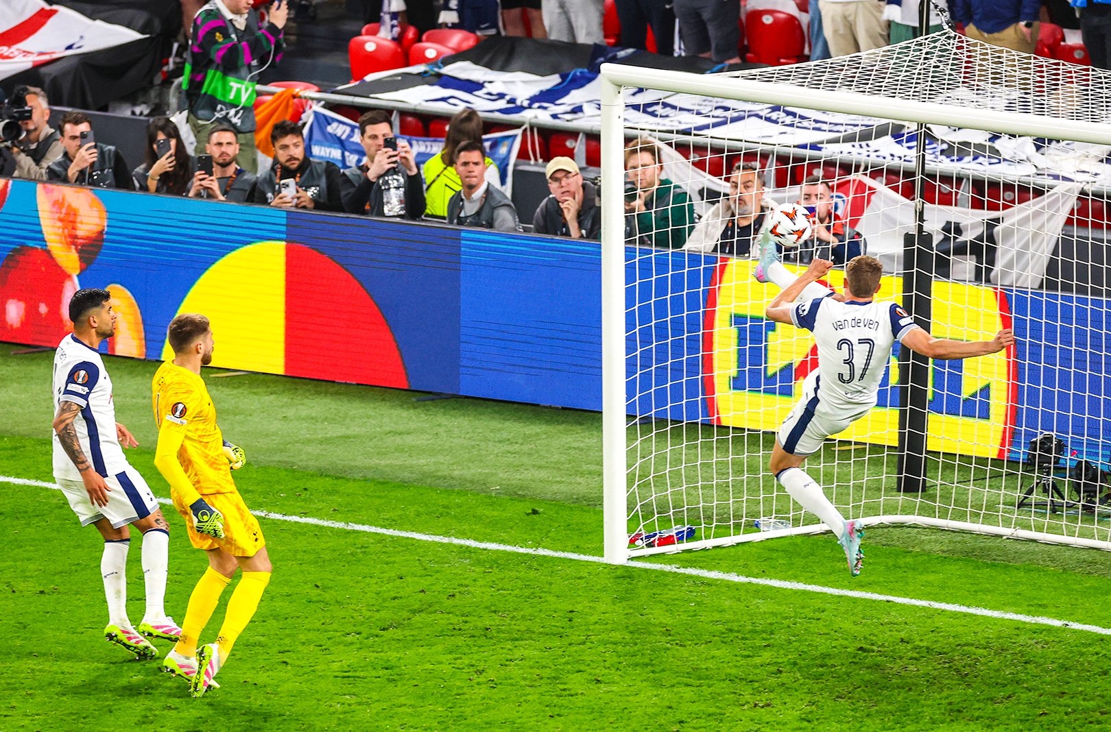 PG游戏官网-💯范德芬门线飞身极限解围，这一幕能入选年度体育名画吗？