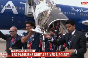 PG游戏官网-凯旋归来！巴黎携大耳朵杯抵达法国首都，纳赛尔&amp;马队高举奖杯