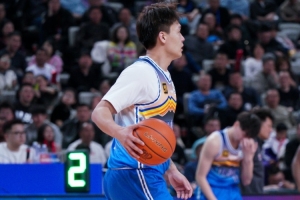 网友表示赵睿签字费&amp;户口&amp;房子3选1 媒体人回复：小孩子才做选择